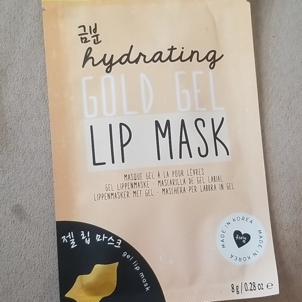 4/ 25 Bundle Item. OhK Life Gold Edit Hydrating Gold Gel Lip Mask